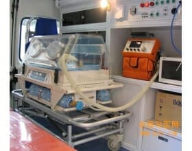 功能救護車內配備的新生兒暖箱、車載呼吸機、監護儀