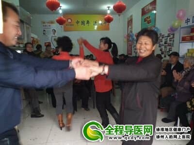瑞年老顧客載歌載舞慶祝開業