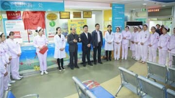 徐州市兒童醫院門診輸液室舉行市“三八”紅旗集體揭牌活動