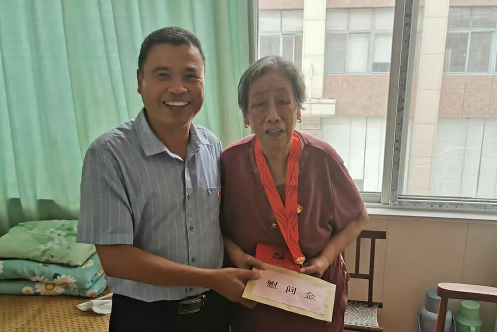 徐州市東方人民醫(yī)院黨委“七一”前夕慰問離休干部、老黨員