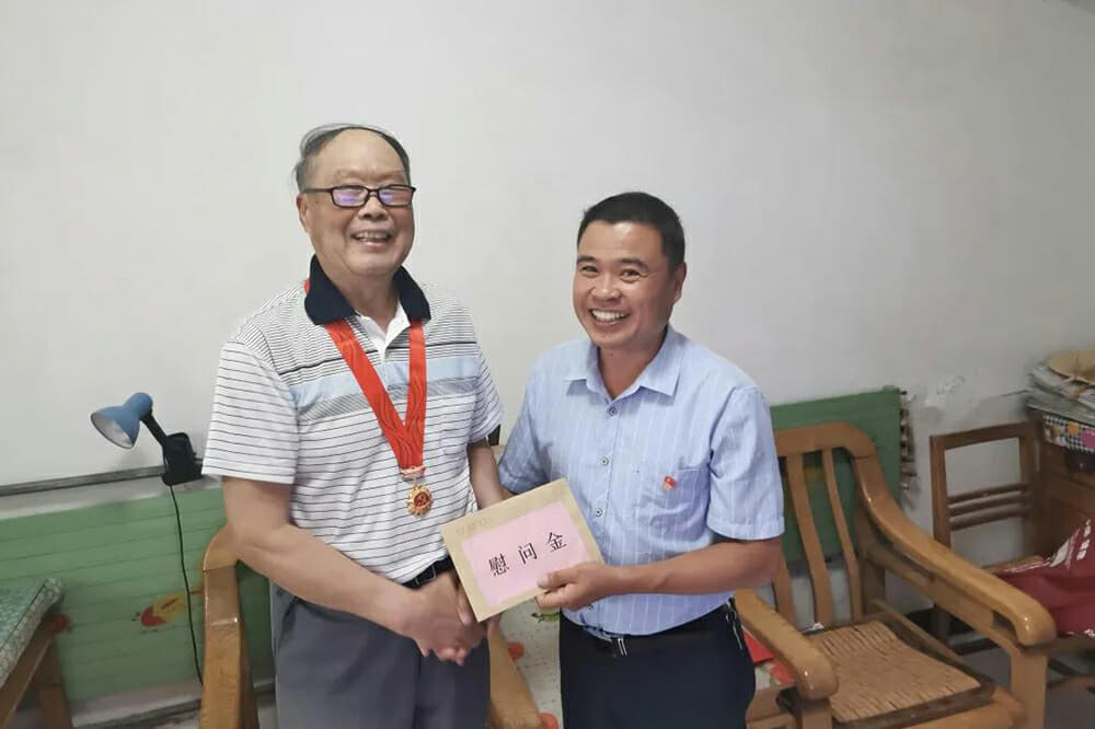 徐州市東方人民醫(yī)院黨委“七一”前夕慰問離休干部、老黨員