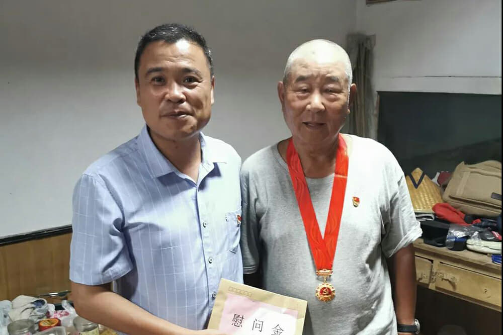 徐州市東方人民醫(yī)院黨委“七一”前夕慰問離休干部、老黨員