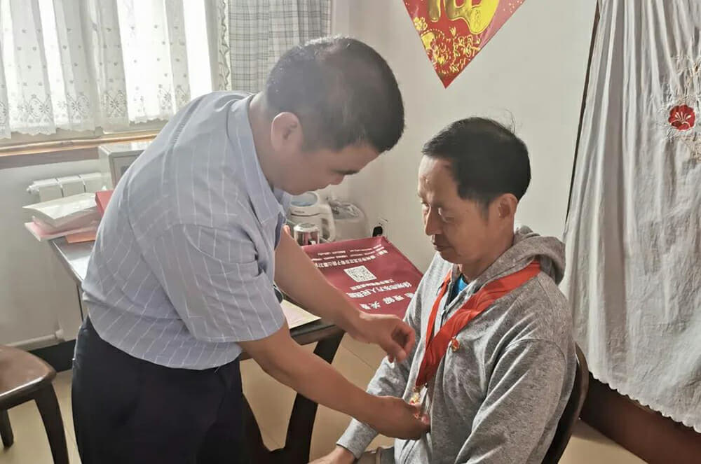 徐州市東方人民醫(yī)院黨委“七一”前夕慰問離休干部、老黨員