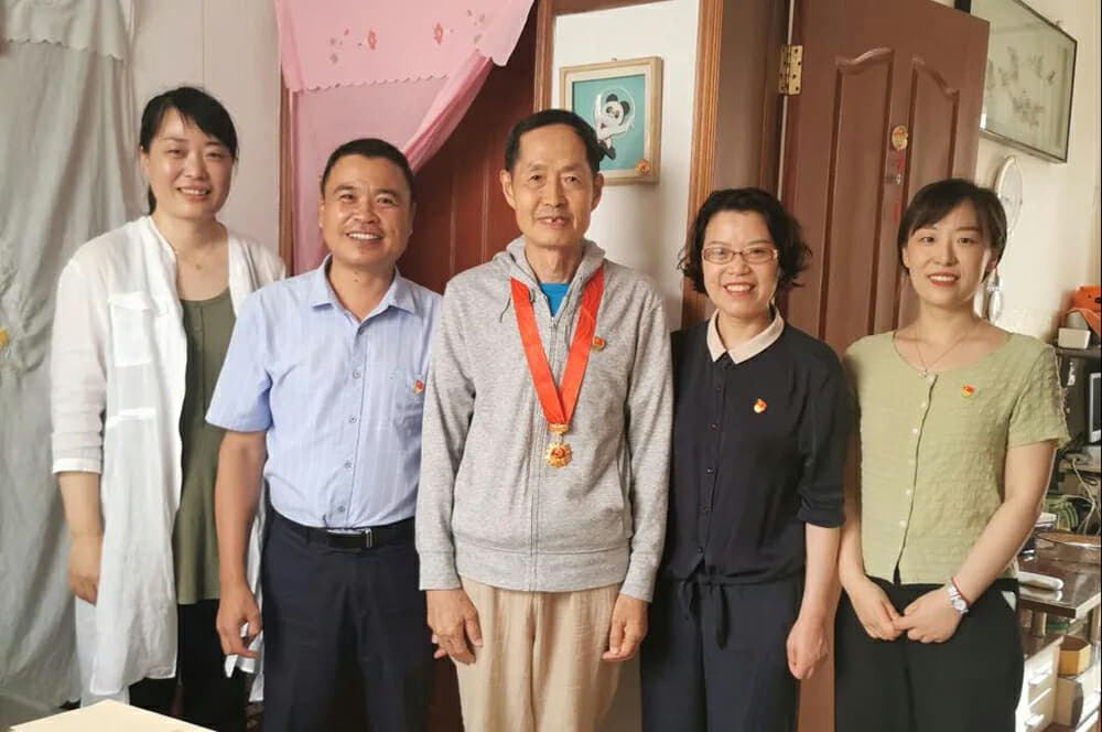 徐州市東方人民醫(yī)院黨委“七一”前夕慰問離休干部、老黨員