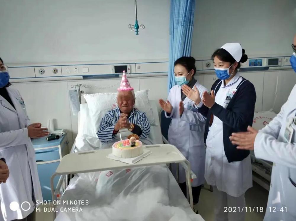 愛有溫度 情暖病房——市一院神經內科醫護陪患者楊爺爺在病房過98歲生日