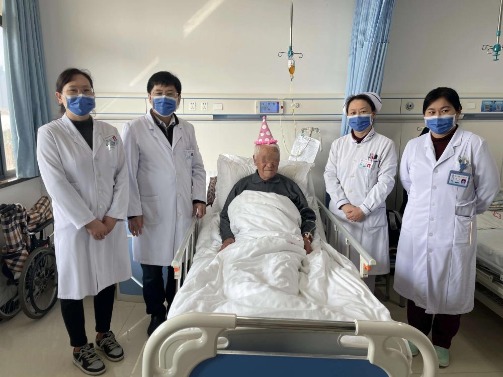 愛有溫度 情暖病房——市一院神經內科醫護陪患者楊爺爺在病房過98歲生日